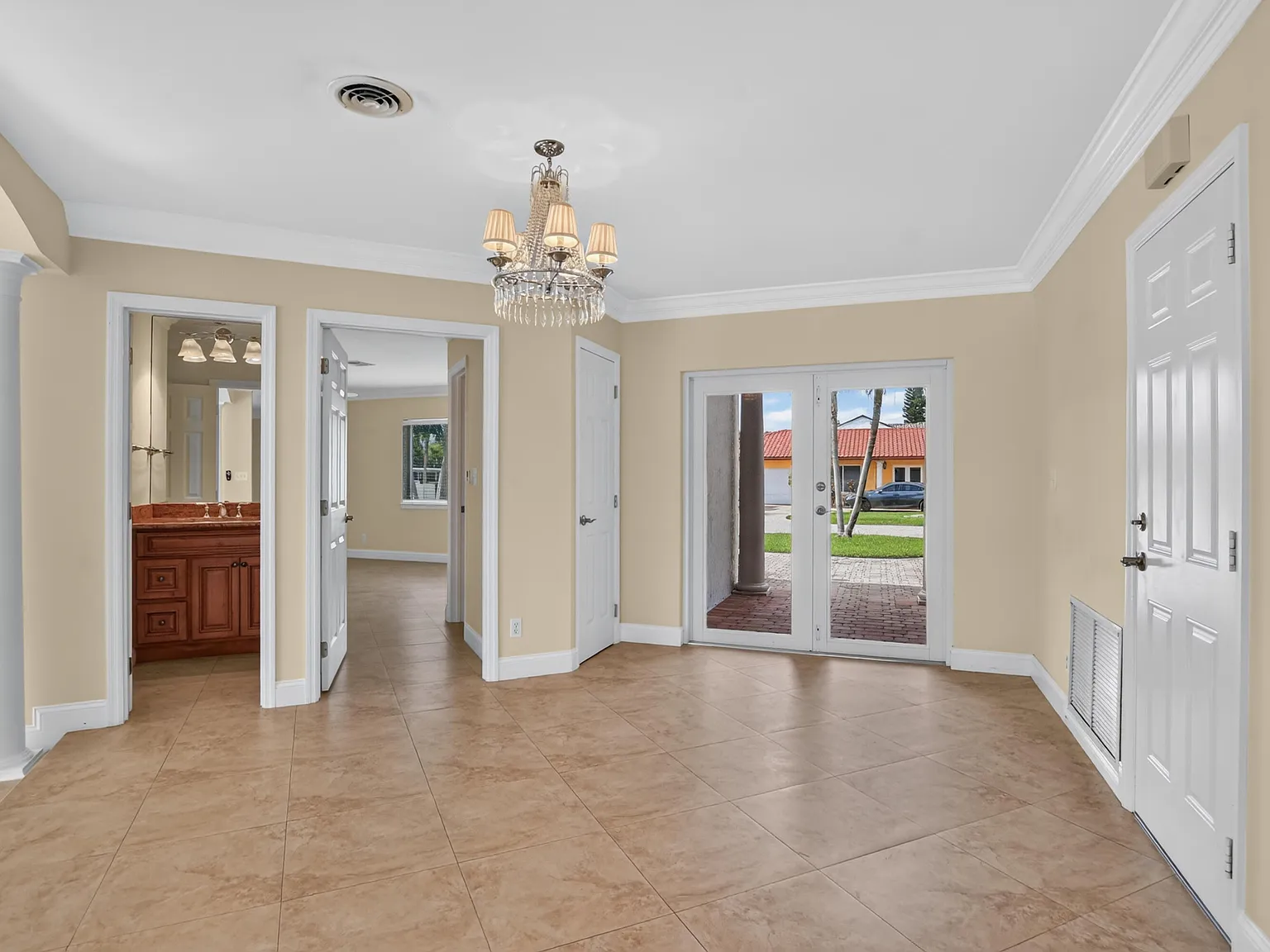 3 bed, 2.5 bath, 1954 sqft, $10,000 — Photo 3