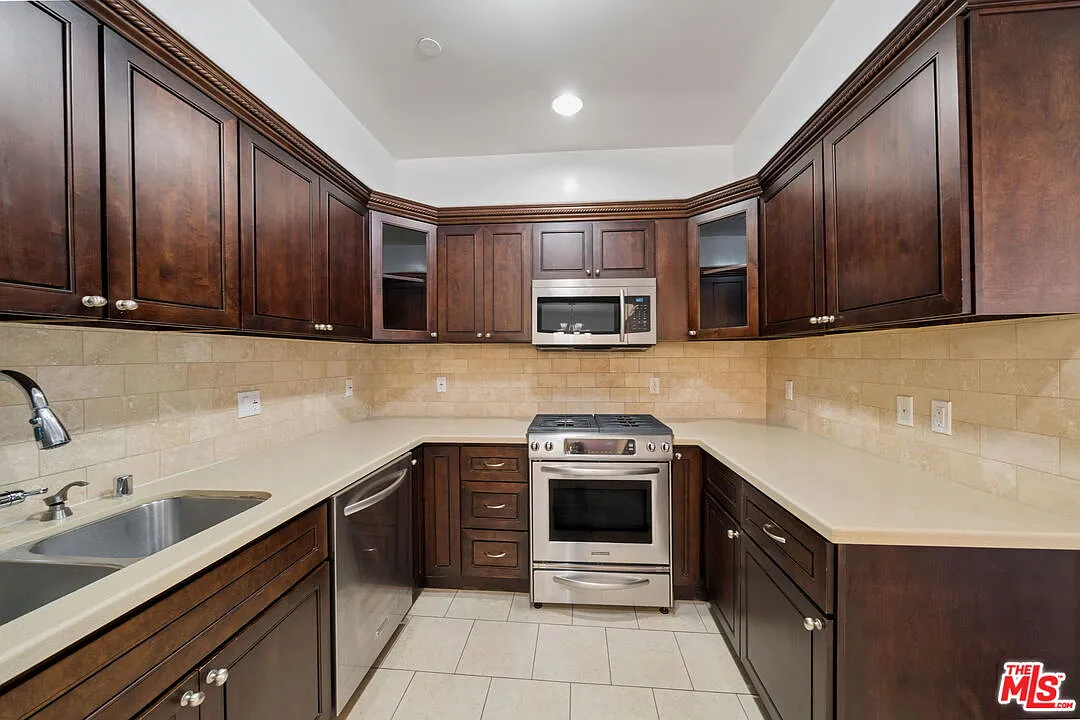 2 bed, 2.5 bath, 1400 sqft, $3,995 — Photo 3