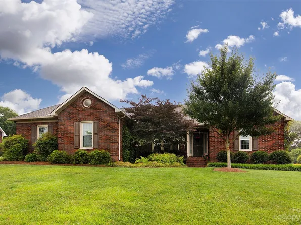 8213 Deer Dr, Harrisburg, NC 28075