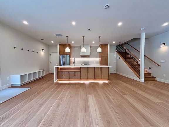 3rd image of 2157 Ash St