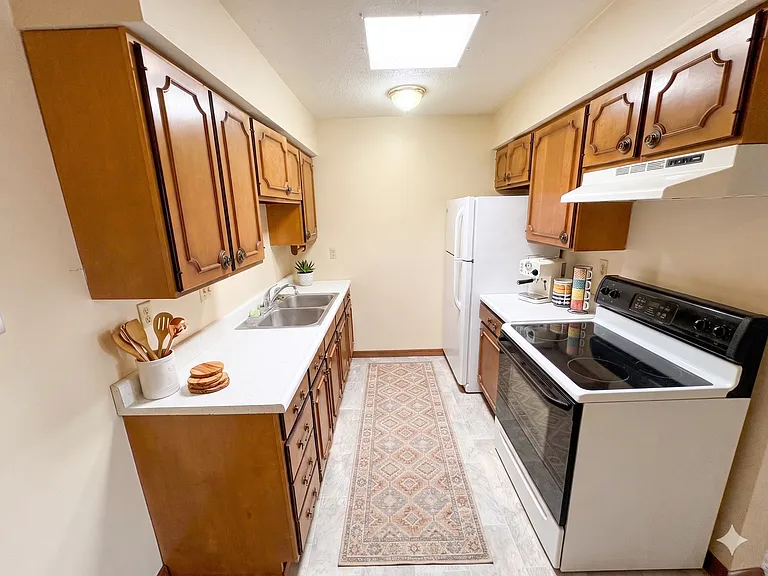 730 Russell Rd — Photo 2