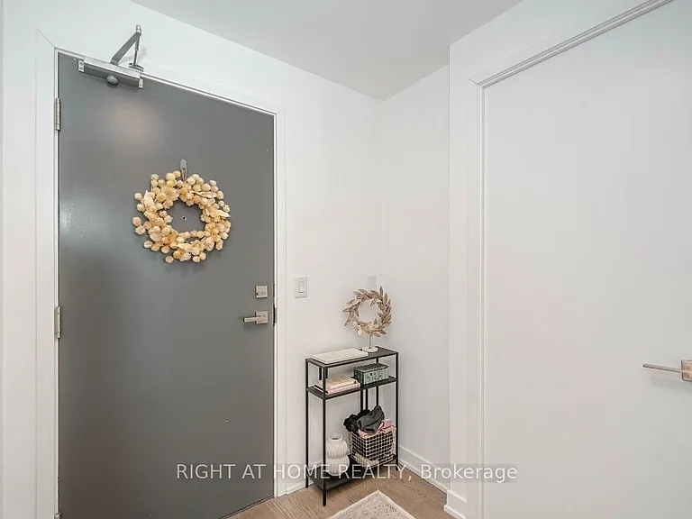 17 Dundonald St #403 — Photo 24