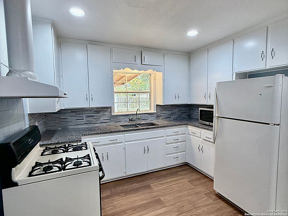 3rd image of 211 Chelsea