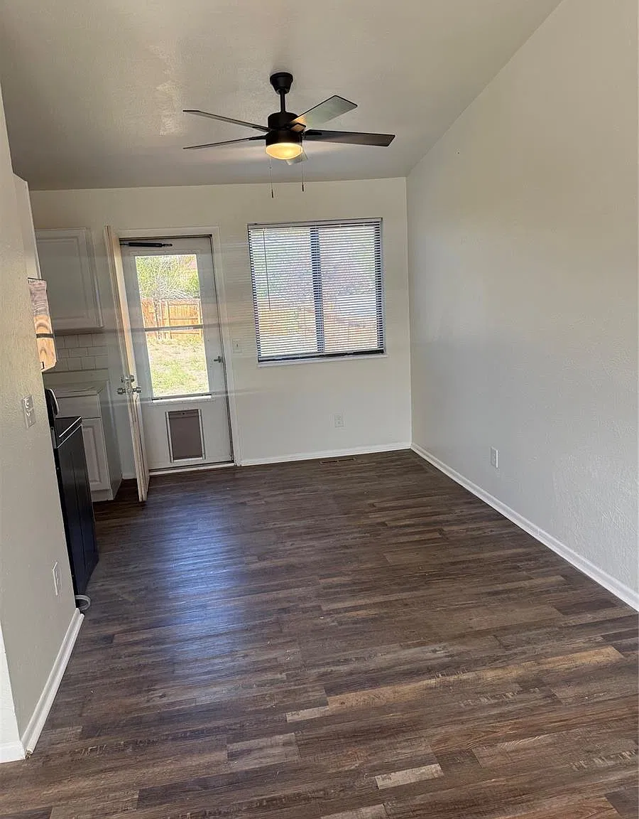 3 bed, 854 sqft, $2,780 — Photo 2