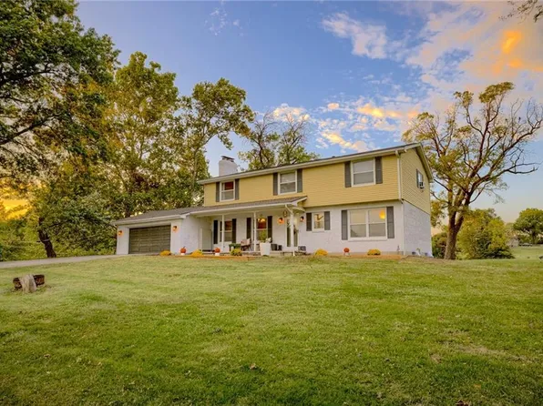 943 Kouns Ln, Edwardsville, KS 66111