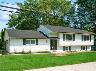 1135 Beechwood Rd, Buffalo Grove, IL 60089