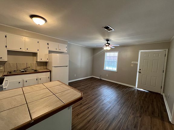 4th image of 806 Maxwell Dr #1