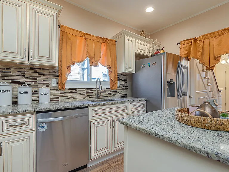 325 Westside Ave — Photo 8