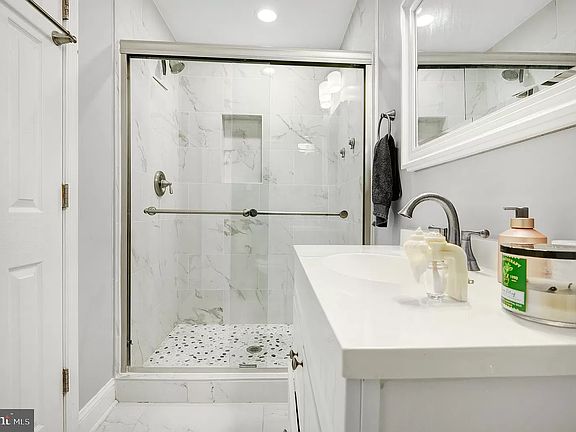 5th image of 5906 Burgundy St #1