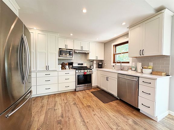 4th image of 2525 28th Avenue