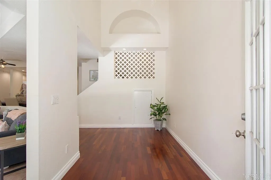 3 bed, 2.5 bath, 2358 sqft, $9,500 — Photo 4