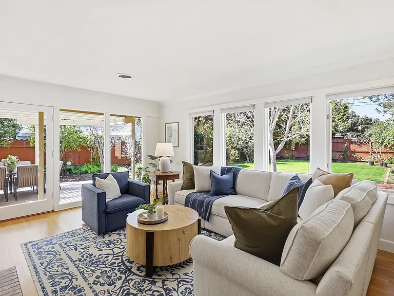540 Country Club Ln — Photo 1