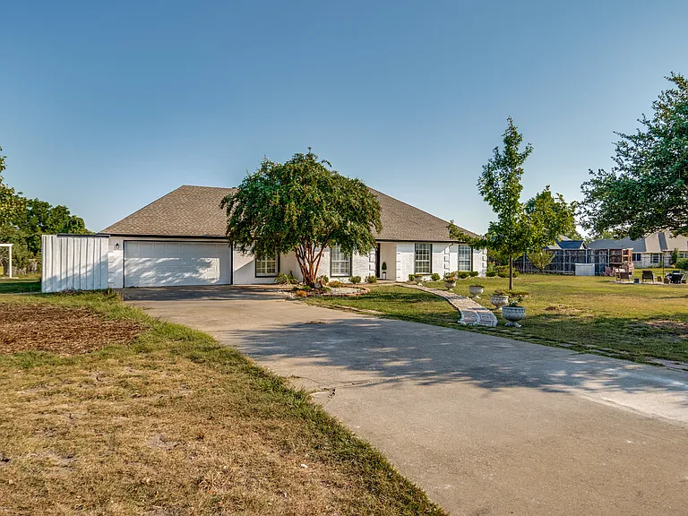 1010 Oakbrook Dr — Photo 1