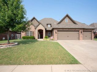 9204 N 95th Pl, Owasso, OK 74055