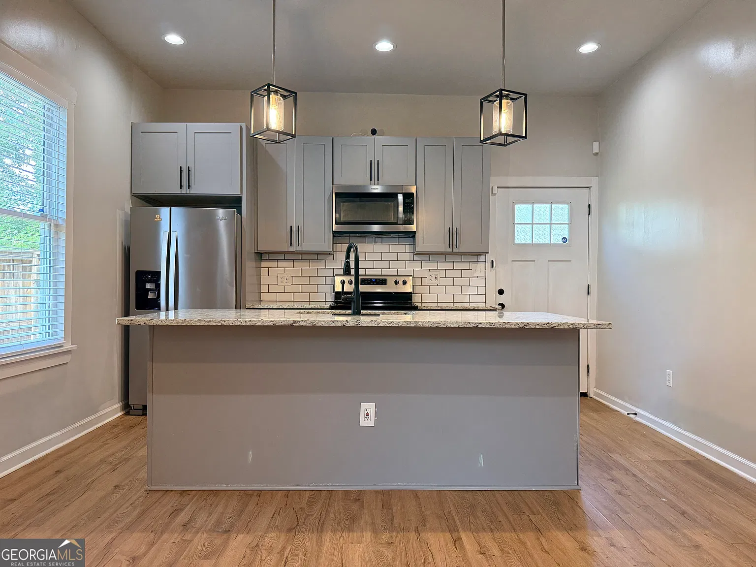 3 bed, 2.0 bath, 1405 sqft, $2,100 — Photo 3