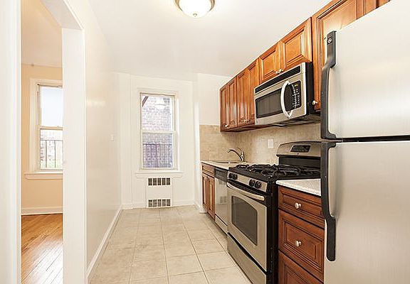 3rd image of 6638 Yellowstone Blvd #5F