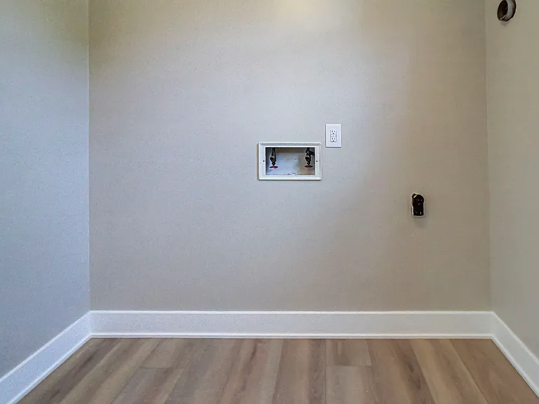 9521 Mobile Dr — Photo 40