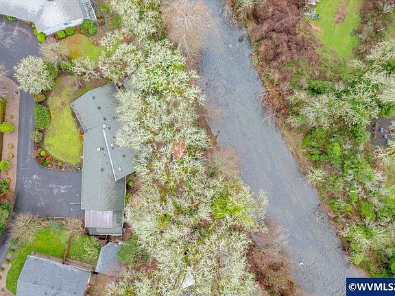 4th image of 989 SW Hunter St