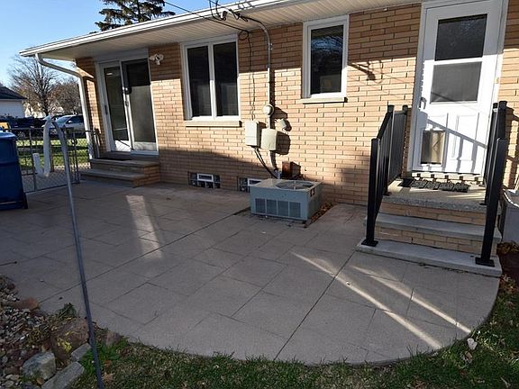 5th image of 379 Parkside Dr
