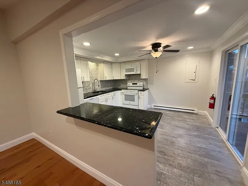 2 bed, 1.0 bath, 840 sqft, $2,100 — Photo 3