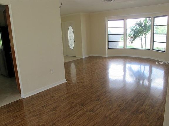 5th image of 933 E Kathy Ct