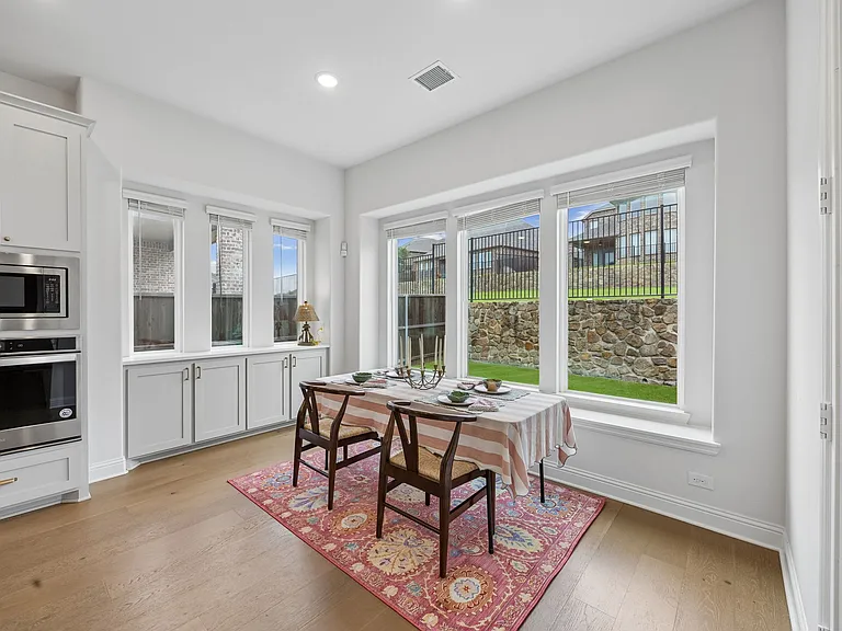 439 Montrose Dr — Photo 5