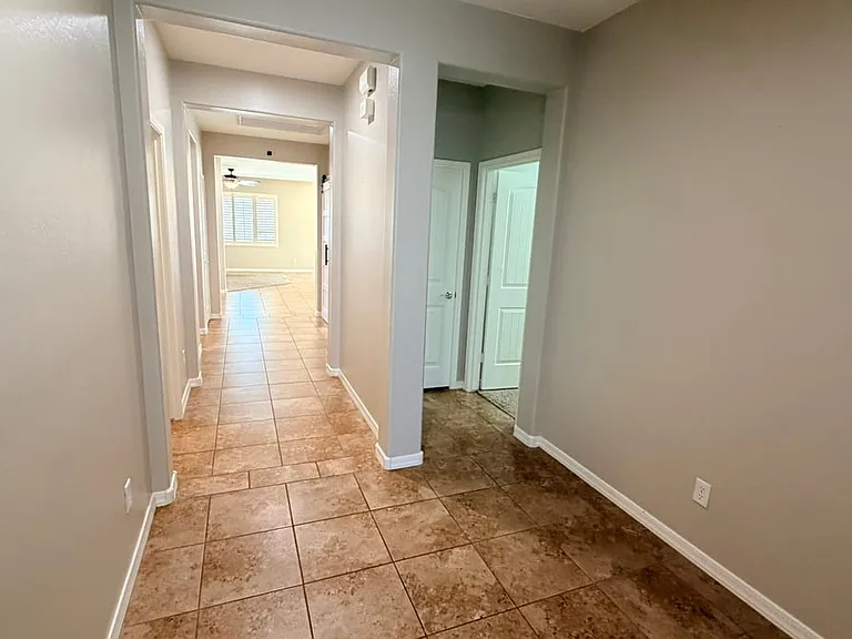 40750 W Colby Dr — Photo 2