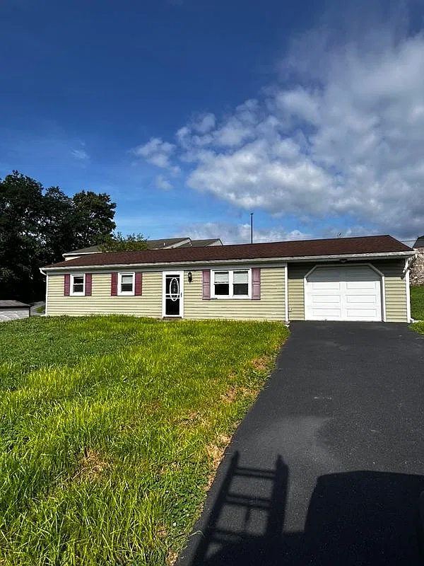 3 bed, 1.0 bath, 1025 sqft, $1,800 — Photo 1