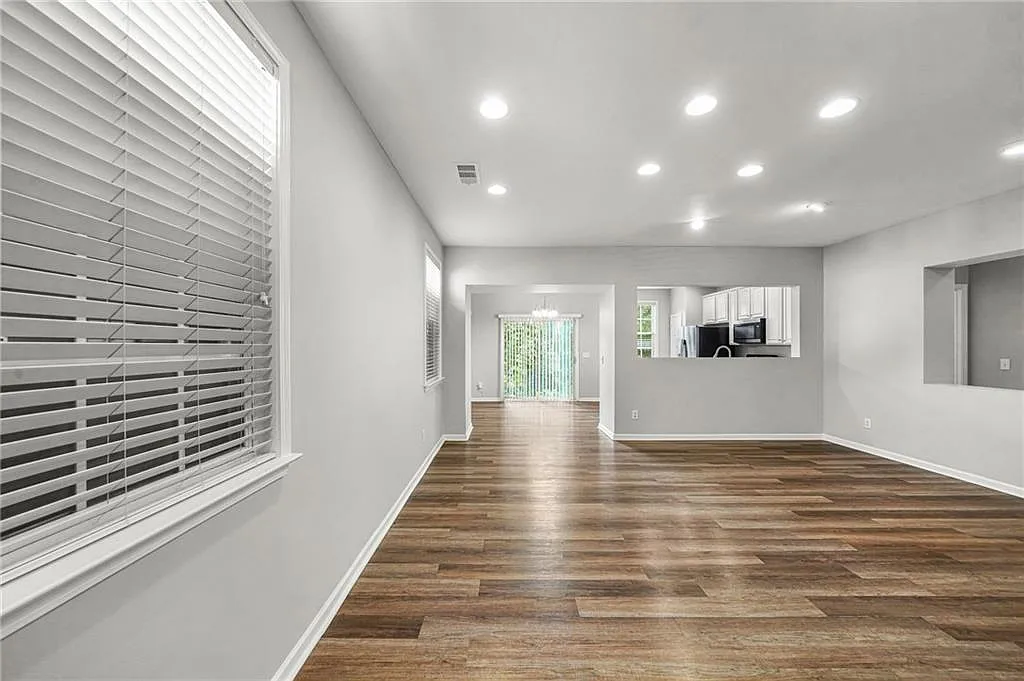 3 bed, 2.0 bath, 1935 sqft, $2,050 — Photo 3