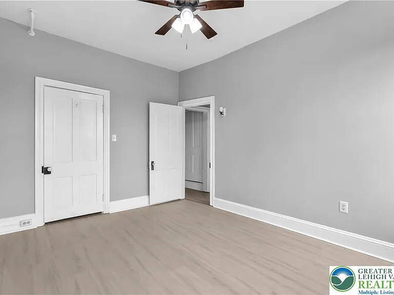 227 E Garrison St — Photo 17