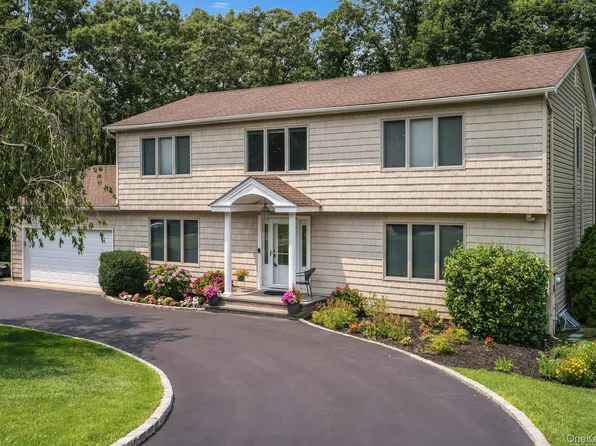 41 Cedar Ridge Lane, Dix Hills, NY 11746