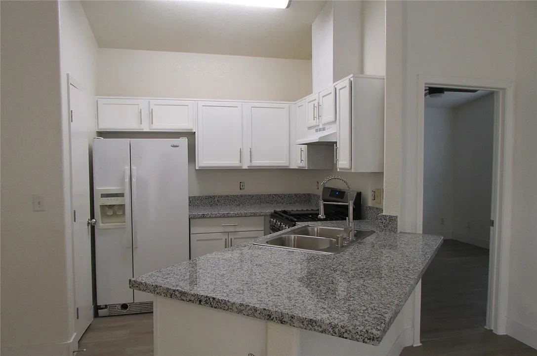 3 bed, 2.0 bath, 990 sqft, $1,500 — Photo 2