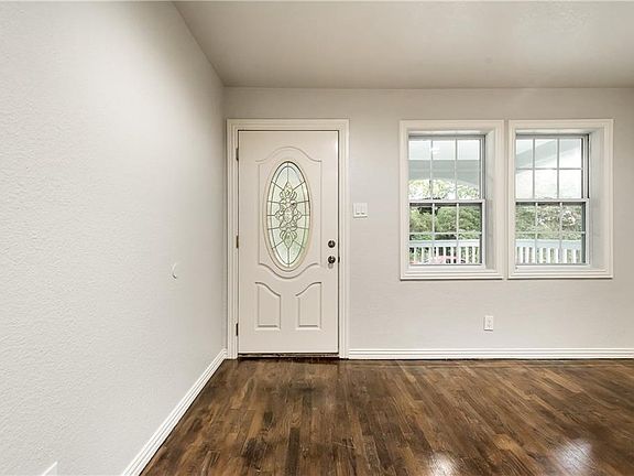 3rd image of 1405 Oak St