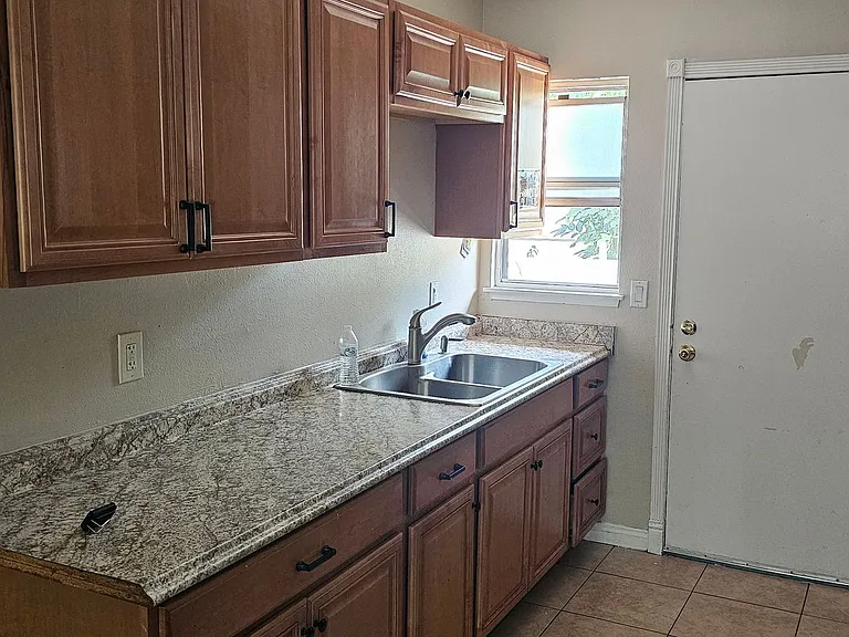 1168 E Lexington Ave — Photo 4
