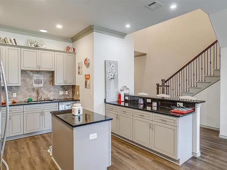 1313 Summerset Ln — Photo 6