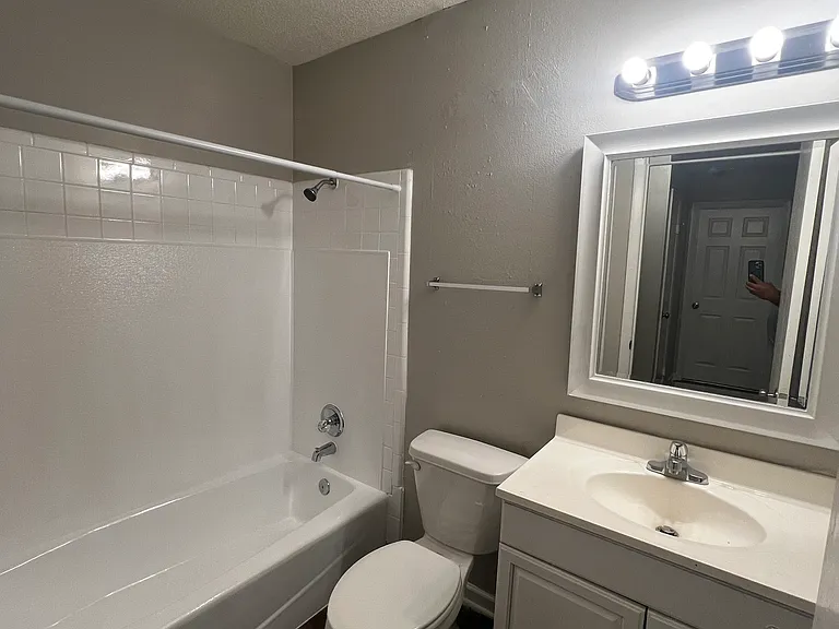 8702 Oakhaven Dr — Photo 17
