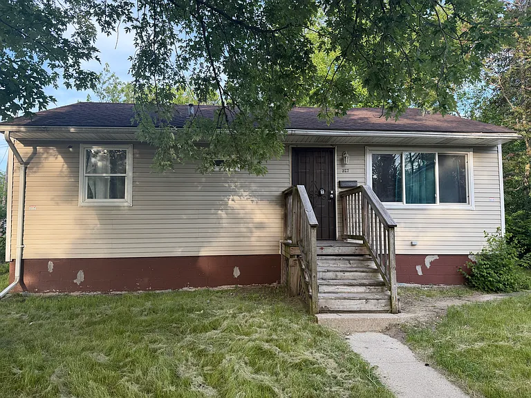 327 Hanley St — Photo 1