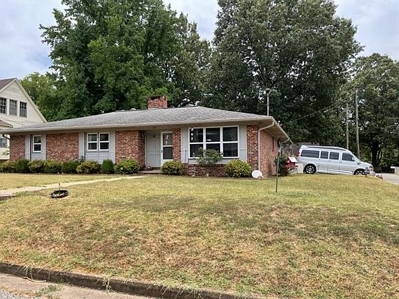 3rd image of 905 W Black St