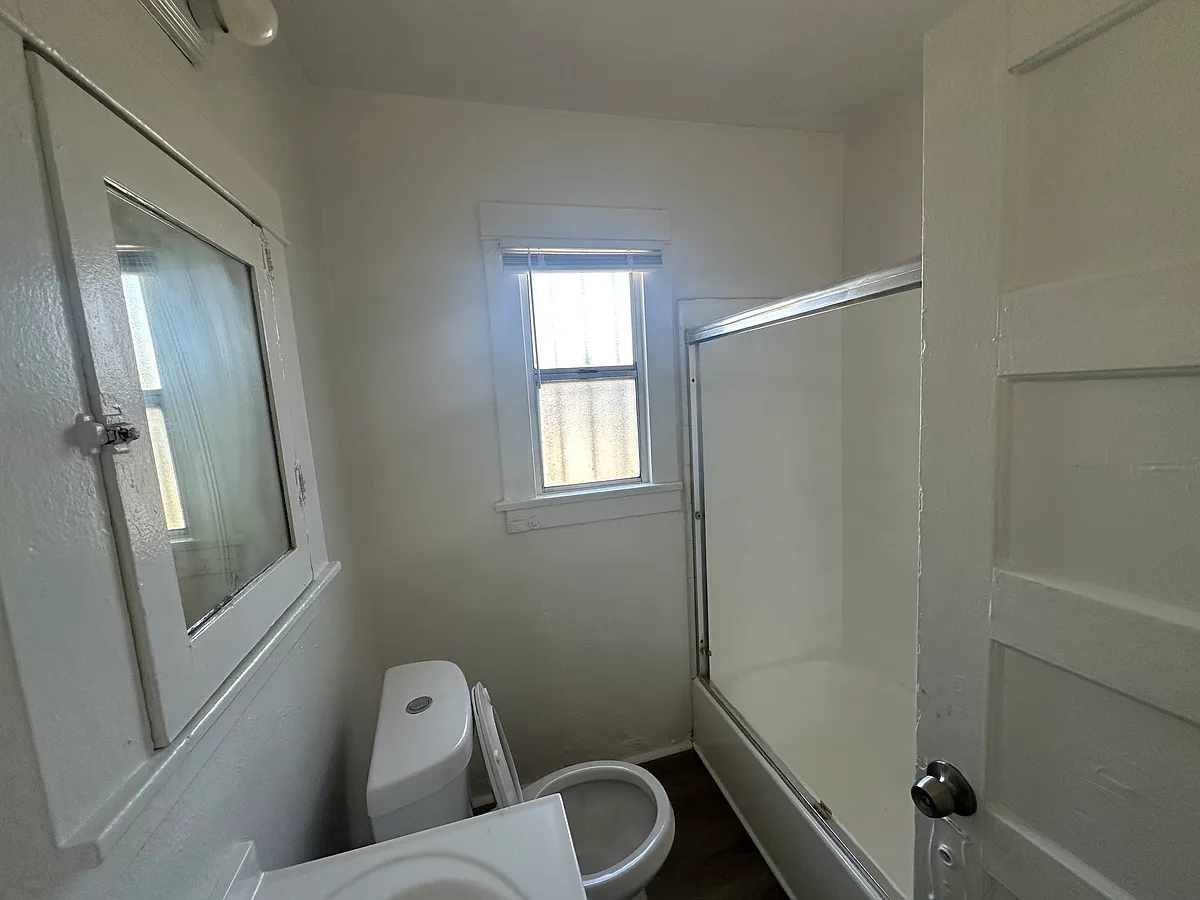Building Photo - 165 W 78th St