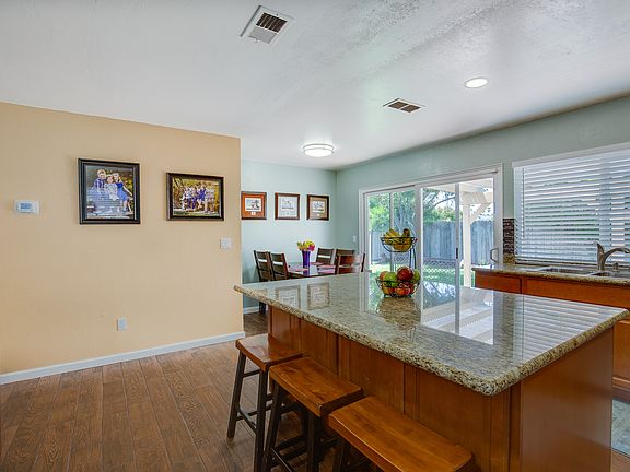 5th image of 525 Dawn Dr