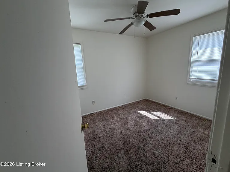 910 Sinclair St — Photo 7
