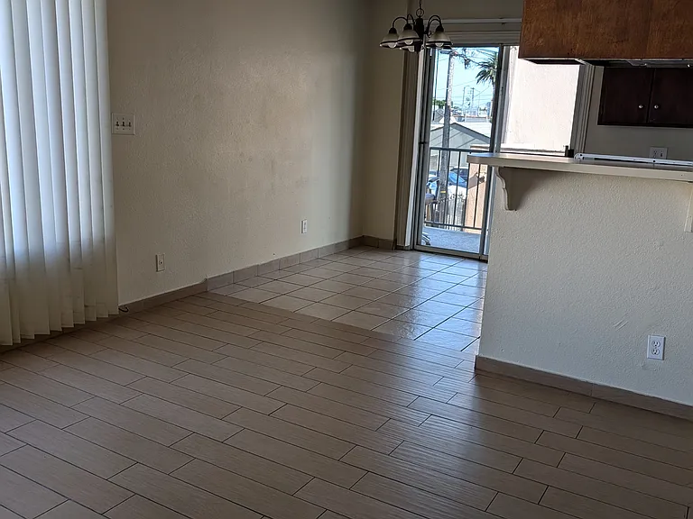 2460 Linden Ave #204 — Photo 11