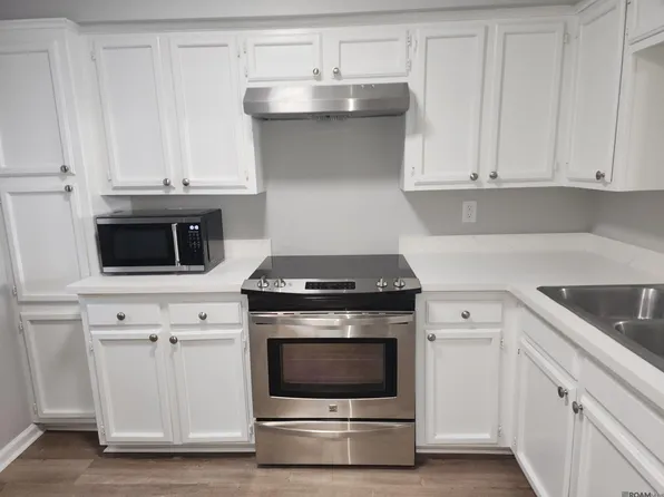 820 Meadow Glen Ave APT D, Zachary, LA 70791