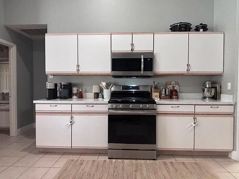 1004 Chateau Cir — Photo 17