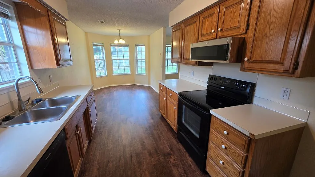 3 bed, 1400 sqft, $1,675 — Photo 3
