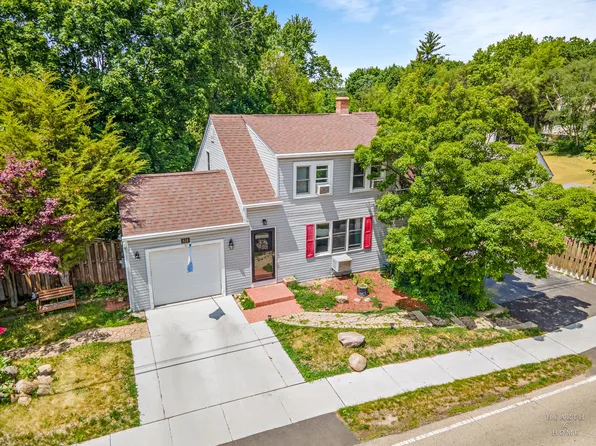 614 Algonquin Rd, Fox River Grove, IL 60021