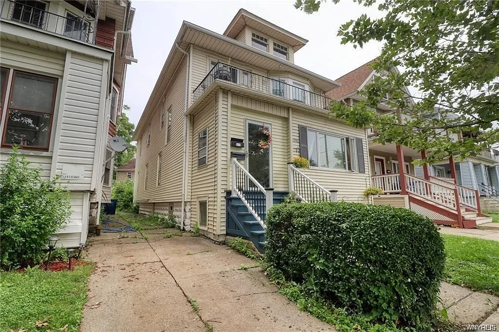 1700 S Park Ave photo 1