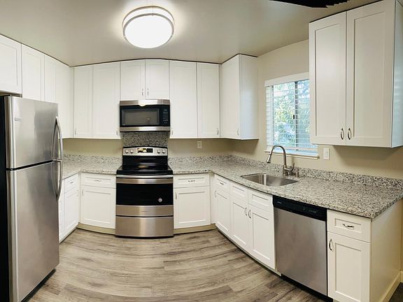 3rd image of 811 Brown St