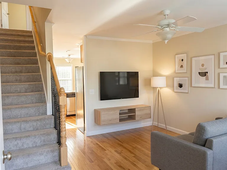 200 Clover Ct — Photo 3