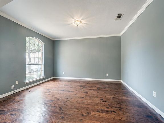 4th image of 5009 Forest Lawn Dr